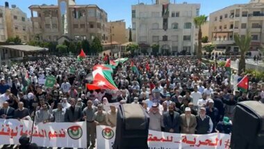 Une marche massive aux abords de l'ambassade de l'entité sioniste à Amman en soutien à la résistance et au rejet du déplacement