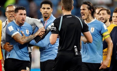 الفيفا يعاقب منتخب الأوروجواي ويوقف أربعة من لاعبيه بسبب سلوك مشجعيه