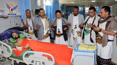 قيادات وزارة المالية يزورون الجرحى في عدد من المستشفيات والمراكز الطبية بالأمانة 