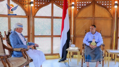 El presidente Al-Mashat se reúne con el gobernador de Ibb e instruye a los funcionarios de la gobernación para que se adhieran a las horas de trabajo en sus oficinas.