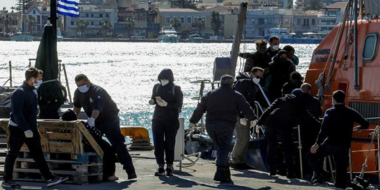 مصرع ثلاثة مهاجرين وإنقاذ 17 آخرين قبالة السواحل اليونانية