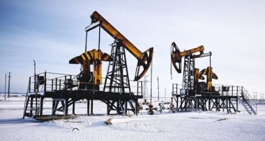 روسيا تخفض إنتاجها النفطي في يونيو المقبل إلى تسعة ملايين برميل يوميًّا
