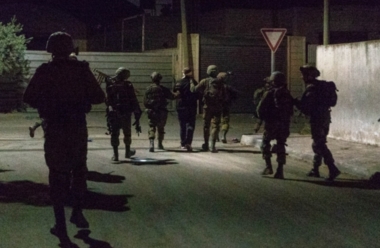 العدو الصهيوني يعتقل 16فلسطينيا من الضفة