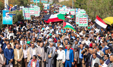 Une marche des membres de l’Université de Sanaa en solidarité avec le peuple palestinien