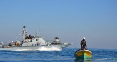 زوارق العدو تطلق النار صوب مراكب الصيادين  ببحر غزة