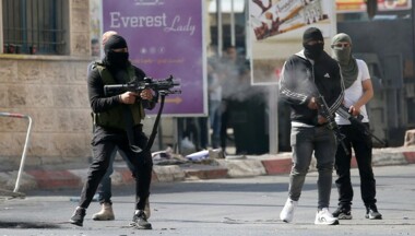 Las Brigadas Al-Qassam se enfrentan a las fuerzas enemigas en Yenín y destruyen un vehículo militar que les pertenece