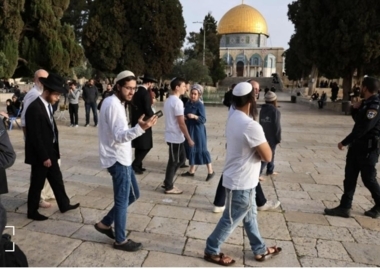 Settlers storm Al-Aqsa and enemy police prevent students from reaching their schools
