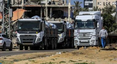 تحت حماية طائرات العدو الصهيوني: سرقة شاحنات طحين كان مقرر توزيعها بغزة