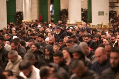 25 mille fidèles accomplissent les prières du soir et de Tarawih dans la mosquée bénie Al-Aqsa