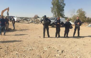 Las fuerzas enemigas sionistas demolieron una casa palestina en Masafer Yatta, al sur de Hebrón.