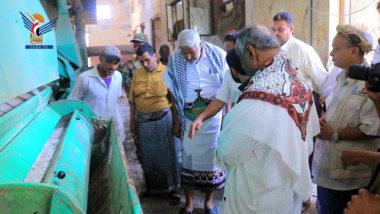 Le gouverneur de Hodeidah inspecte l'avancement des travaux dans l'égreneuse de coton