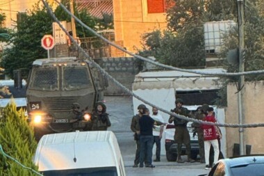Fuerzas israelíes detienen a activistas extranjeros al sur de Hebrón, asaltan la ciudad de Ajja y allanan viviendas