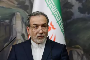 وزير خارجية إيران يحث الهند وباكستان على ضبط النفس