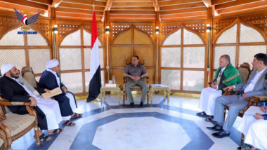Le président Al-Mashat rencontre le mufti du gouvernorat d'Al-Hodeidah et salue les résultats de l'Université des sciences de la charia