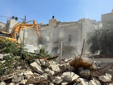 Zionist enemy forces Maqdesi to demolish commercial store in Silwan