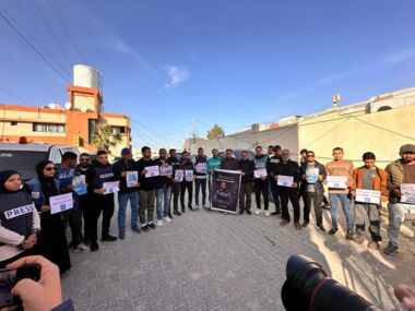 صحفيون في خان يونس ينظمون وقفة احتجاجية على جرائم العدو الصهيوني