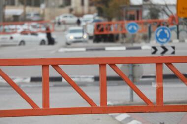 Fuerzas israelíes intensifican el asedio en las gobernaciones de Cisjordania y cierran accesos a las ciudades