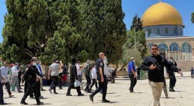 Dozens of Zionist settlers storm al-Aqsa Mosque