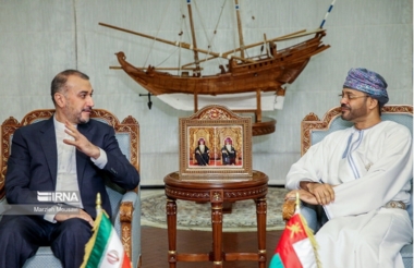Canciller iraní se reúne con su homólogo omaní en Mascat.