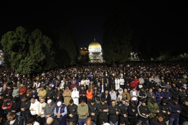 25,000 worshippers perform Isha & Taraweeh prayers at Al-Aqsa Mosque
