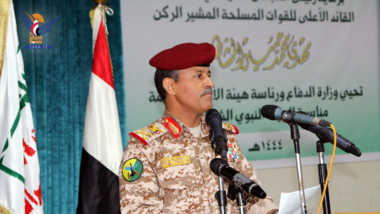 وزير الدفاع: أراضي الجمهورية اليمنية ومياهها وبحارها وثرواتها هي أساس السيادة 