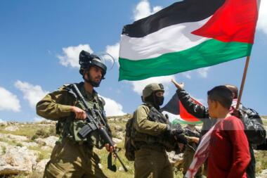 El enemigo sionista arrestó a un joven palestino en Ramallah.