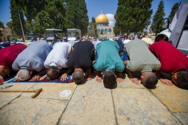 عشرات الآلاف من الفلسطينيين يؤدون صلاة الجمعة في رحاب الأقصى المبارك