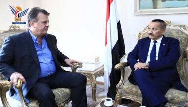 وزير الخارجية يلتقي الممثل المقيم للأمم المتحدة منسق الشؤون الإنسانية باليمن