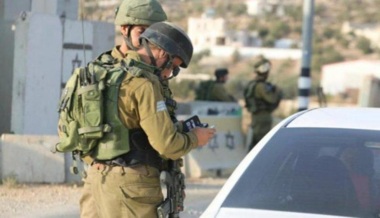 العدو الإسرائيلي يصيب عاملاً فلسطينيا وينصب حاجزا عسكريا جنوب بيت لحم