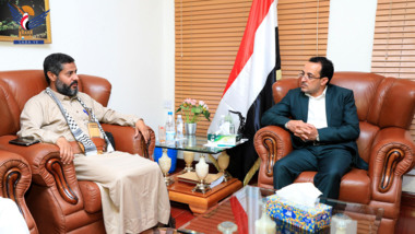 Finance Minister emphasizes support for priority projects during meeting with Dhamar governor