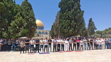 عشرات الآلاف يؤدون صلاة الجمعة في المسجد الأقصى