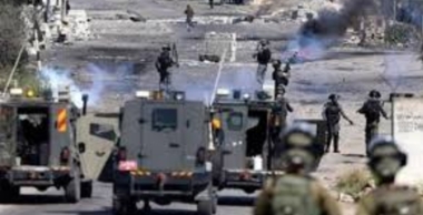 Verletzung von 3 Palästinenser bei Auseinandersetzungen mit dem Feind in Nablus durch Kugeln
