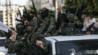 Al-Quds-Brigaden griffen einen zionistischen Militärkonvoi in einem Minenfeld an und töteten und verwundeten alle Mitglieder der Truppe