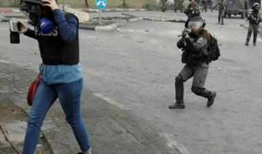 إصابة صحفية فلسطينية بشظايا رصاص العدو في مدينة طولكرم