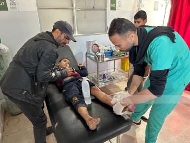 Enemy injures several Palestinians in Gaza