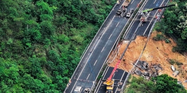 مقتل 36 شخصا جراء انهيار طريق في جنوب الصين