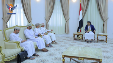 El presidente Al-Mashat se reúne con la delegación de Omán y renueva su agradecimiento por los esfuerzos del Sultanato para llevar la paz a Yemen