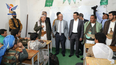 Premierminister besucht die Shahid Al-Qur’an-Schule in der Al-Firdaws-Moschee in der Hauptstadt Sana'a
