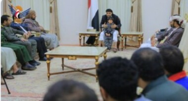 دیدار رئیس المشاط با پدر کودکی که توسط یک سرباز شهرداری سنحان مورد تعرض قرار گرفت