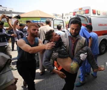 30 martyrs & 100 injured in new massacre targeting field hospital in central Gaza