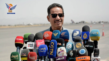 وزارتا النقل والأشغال والعدل وحقوق الإنسان تنظمان مؤتمرا صحفيا حول العدوان الإسرائيلي على مطار صنعاء