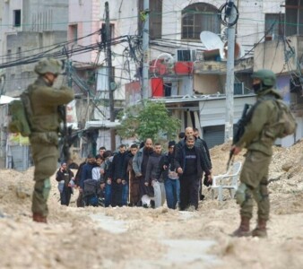 العدو الصهيوني يجبر مواطنين فلسطينيين من مدينة طولكرم على إخلاء منازلهم