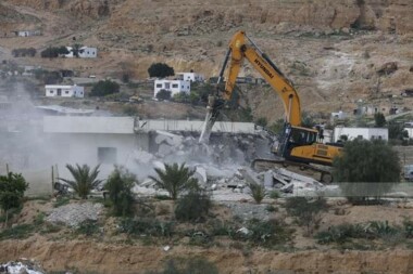 Colonos extremistas construyen habitaciones móviles al sur de Naplusa