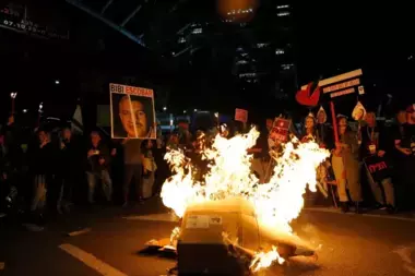 La police ennemie sioniste arrête des manifestants à Tel Aviv et les flammes des manifestations font rage