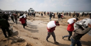 In einem neuen Massaker.. 19 palästinensische Märtyrer, als der Feind diejenigen ins Visier nahm, die in Gaza auf Hilfe warteten