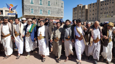 Mohammad Ali Al-Houthi überwacht den Abschluss eines Mordfalls zwischen Anas und Mifa'a Ans in Dhamar