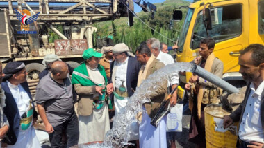 Launching experimental pumping of artesian well for Dehathaht area water project in Ibb