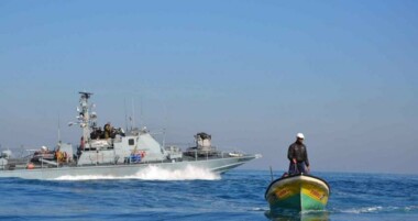 قایق های دشمن صهیونیستی قایق های ماهیگیران فلسطینی را در جنوب نوار غزه هدف قرار دادند