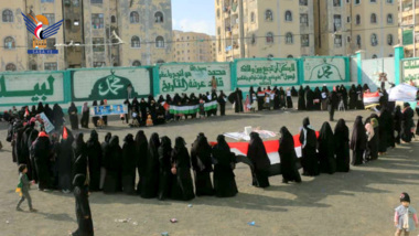 Un stand à Taiz marque l'occasion de l'anniversaire du président martyr Saleh Al-Sammad et en solidarité avec le peuple de la Palestine