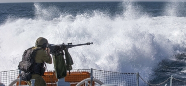 Las lanchas enemigos sionistas apuntan a Botes de pescadores palestinos en el norte del mar de Gaza
